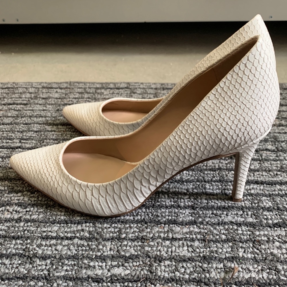 Jessica Simpson White Snakeskin Pumps (size: 9)